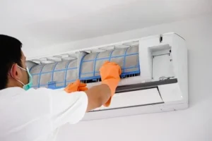 سبب خروج رائحة كريهة من المكيف السبلت وكيف تتخلص منها نهائيًا تنظيف مكيف